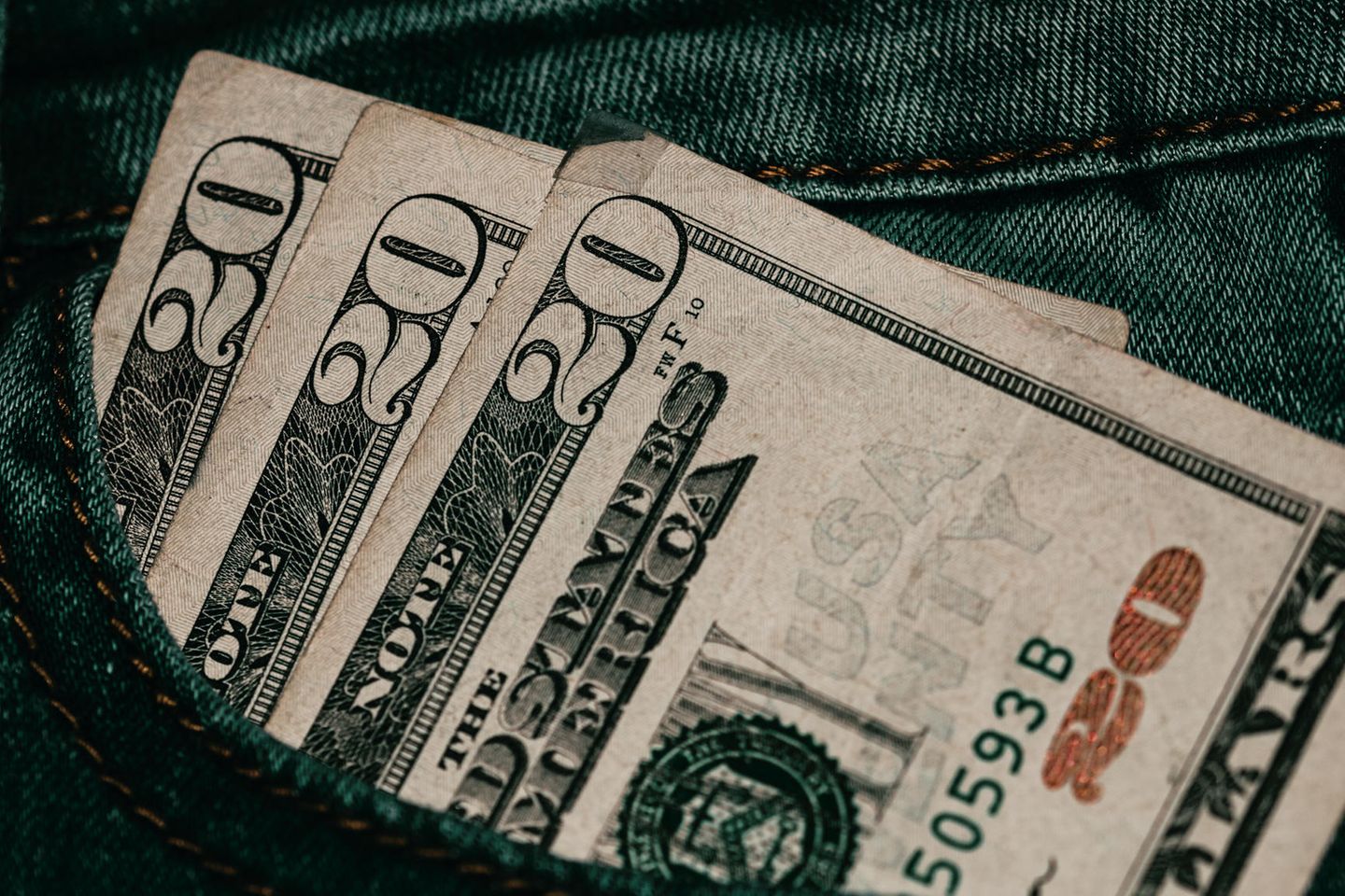 Der US-Dollar wertet infolge der geringer als prognostiziert ausfallenden Inflation ab. Der Grund dafür liegt bei der US-Notenbank Fed, die bei sinkender Inflation die Zinsen senken könnte – was Anleger verstärkt in andere, höherverzinste Währungsregionen lenkt