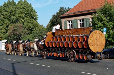 Pferdewagen mit Bierfässern von Tucher