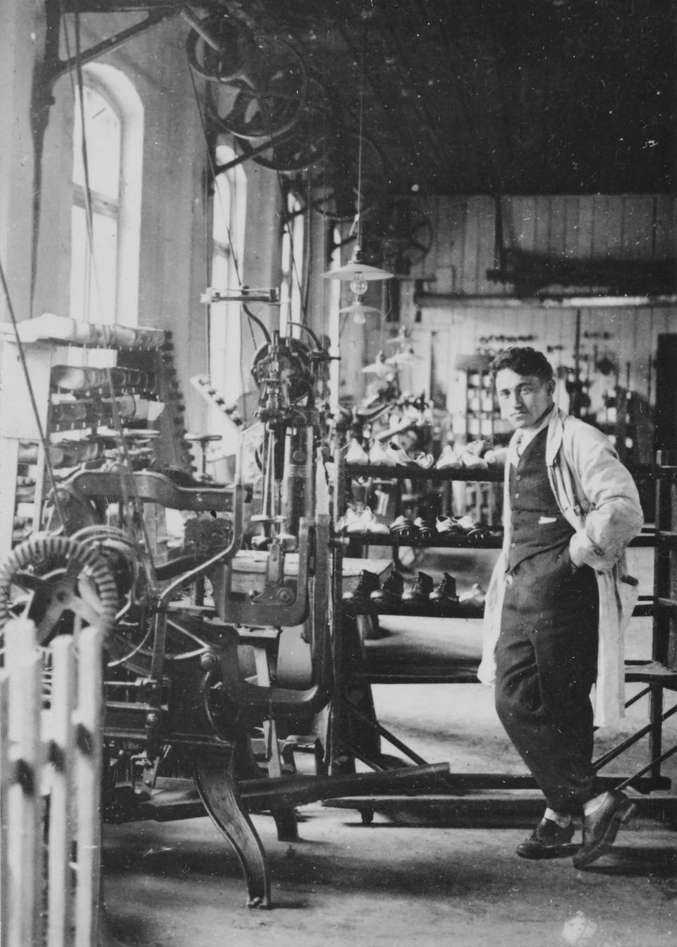 Adi Dassler in der Sportschuhfabrik