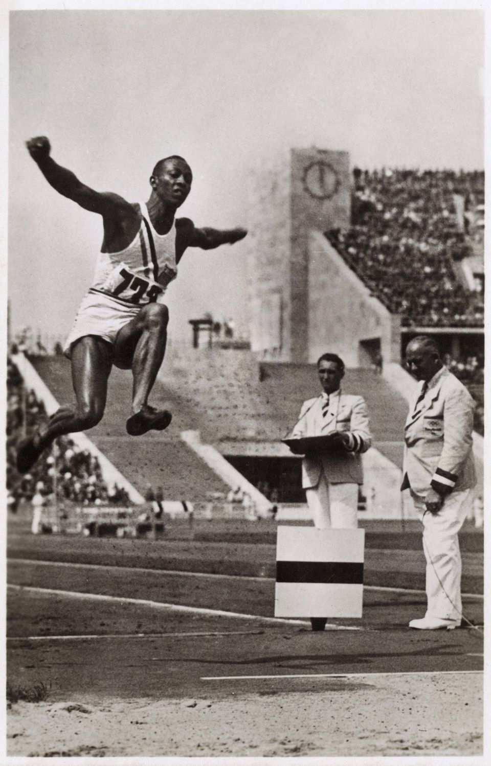 Jesse Owens beim Weitsprung