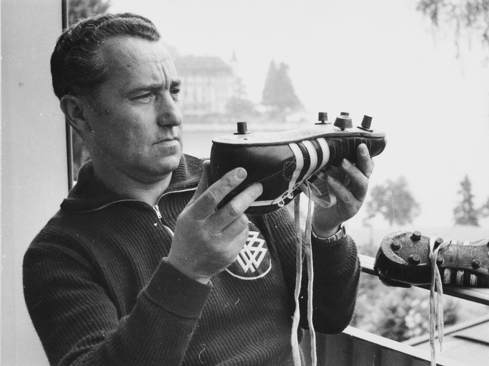 Adi Dassler mit Stollenschuh