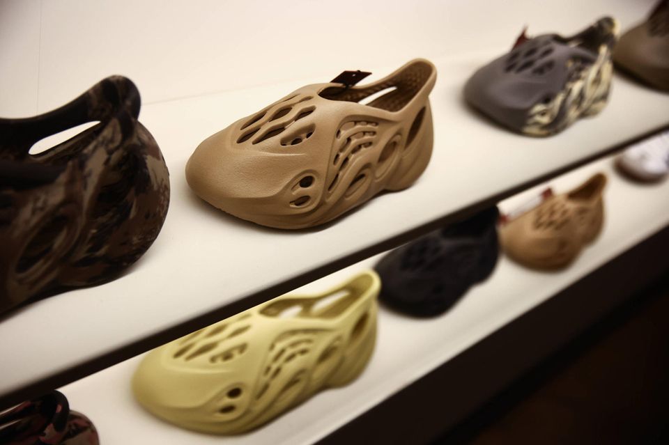Yeezy-Schuhe in einem Store