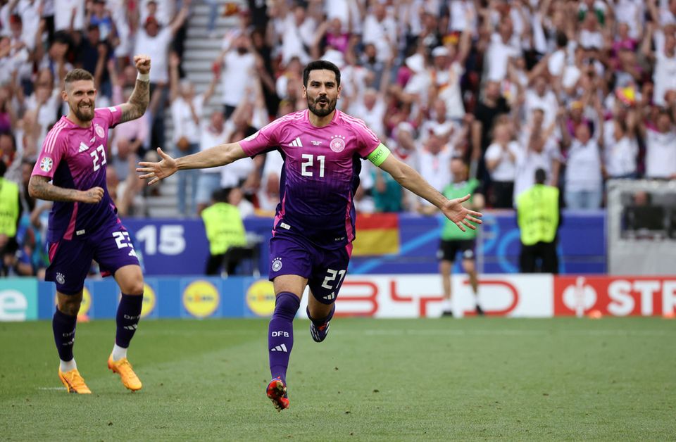 Ilkay Gündogan jubelt im pinken Auswärtstrikot