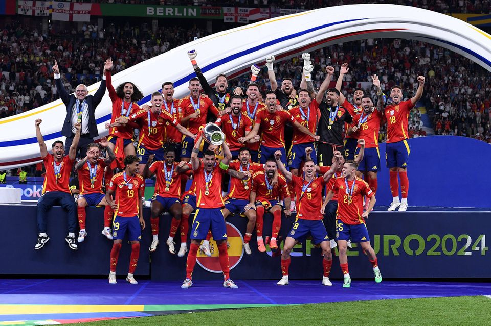 Spanische Mannschaft mit dem EM-Pokal
