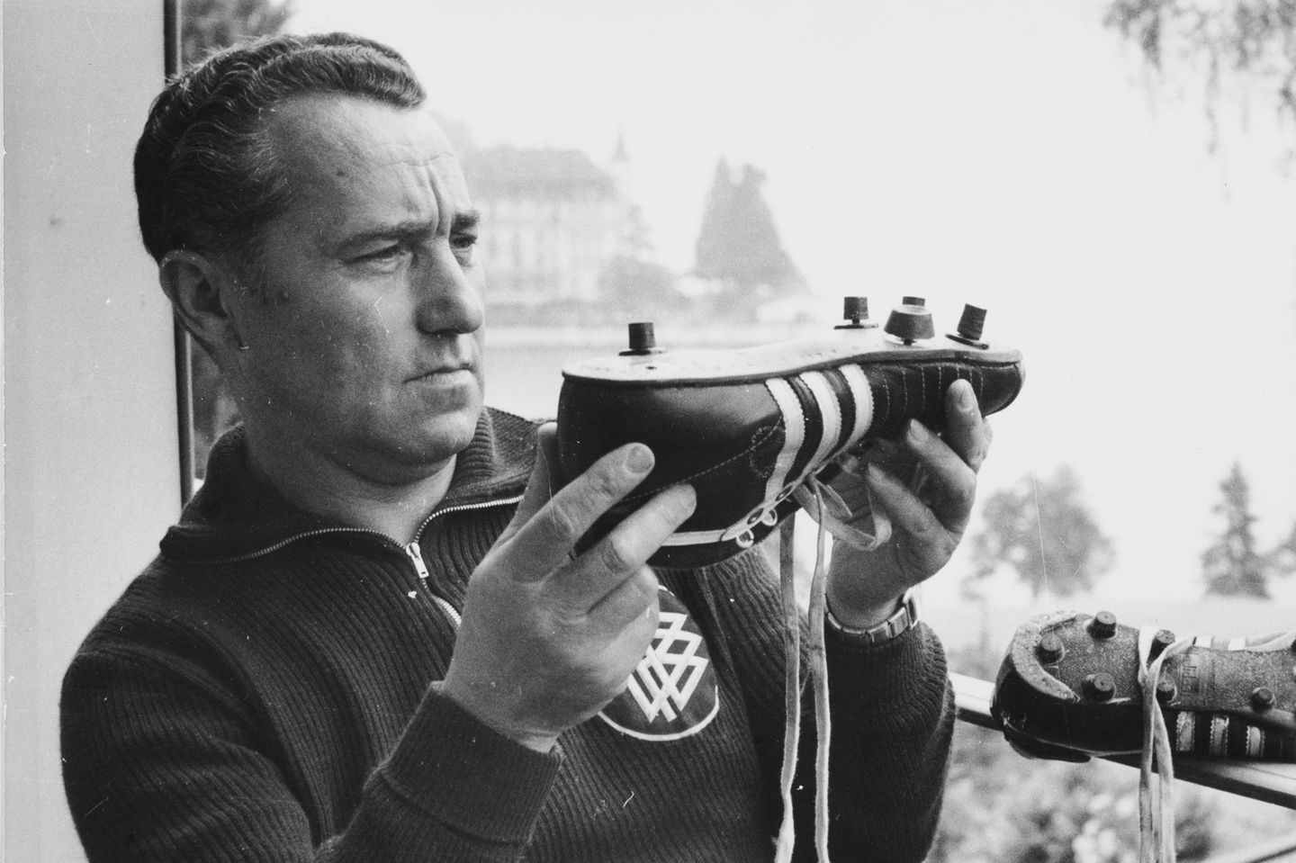 Adi Dassler mit Stollenschuh
