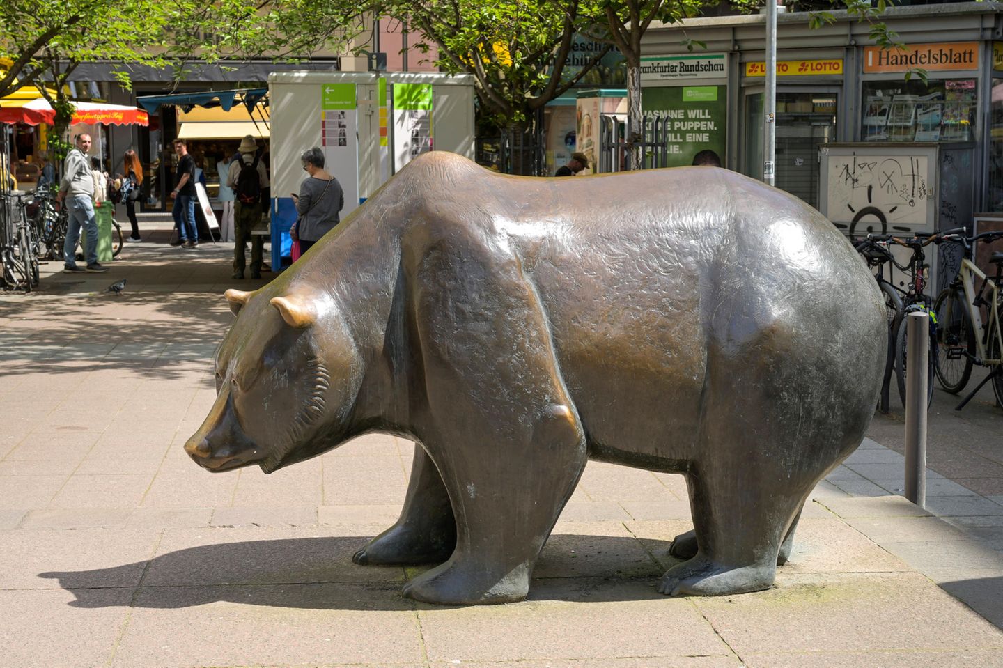 Bär als Symbol eines schwachlaufenden Markts vor dem Frankfurter Börsenparkett