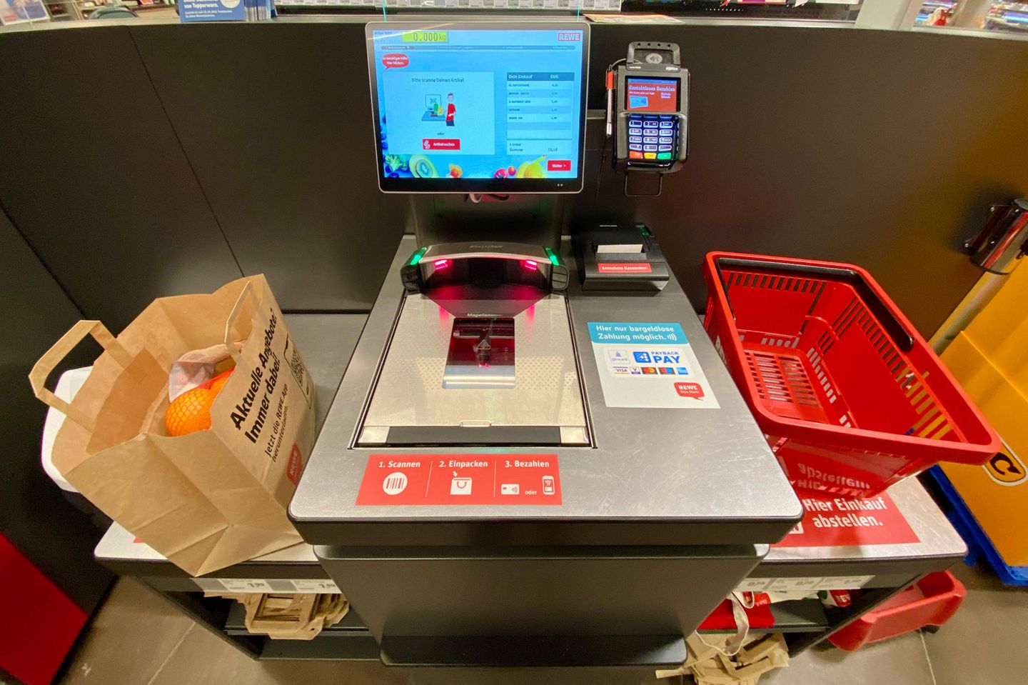 Selbstbedienungskassen bei Rewe. In immer mehr Supermärkten werden die Express-Systeme eingeführt.