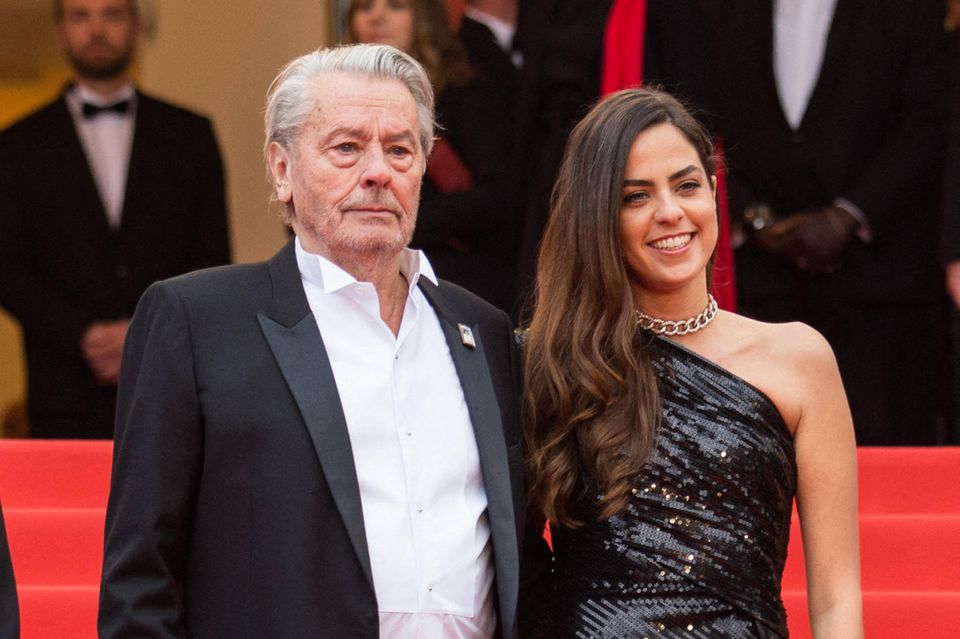 Alain Delon mit Tochter Anouchka 2019 bei den Filmfestspielen in Cannes. Im Streit um Delons Betreuung hatte Anouchka zuletzt ihre Brüder verklagt, weil diese ein heimlich aufgenommenes Gespräch zwischen ihr und ihrem Vater veröffentlicht hatten. Anthony und Alain-Fabien hatten ihrer Schwester vorgeworfen, den Vater zu manipulieren. Der Familienzwist drehte sich auch um die Frage, ob der Schauspieler seinen Lebensabend auf seinem Anwesen in Frankreich verbringen oder in die Schweiz übersiedeln sollte. Dort lebt seine Tochter Anouchka, und die Erbschaftsteuer ist deutlich günstiger.