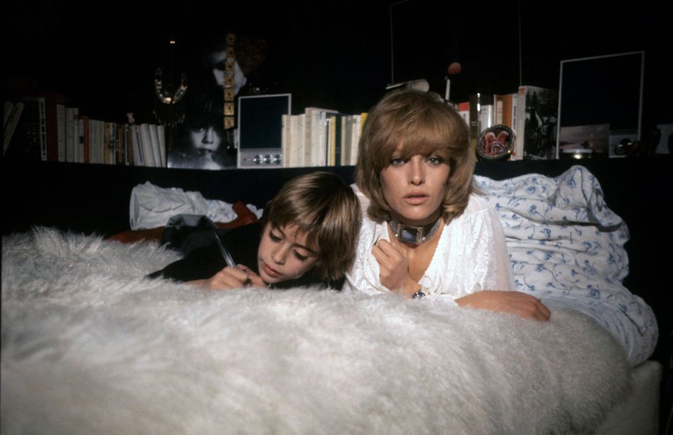 Von 1964 bis 1968 war Delon mit der Schauspielerin Nathalie Delon (re.) verheiratet. Seite an Seite spielten sie 1967 im Thriller „Der eiskalte Engel“. Aus der Ehe ging Delons erster Sohn Anthony (li.) hervor. Gemeinsam mit seinen Geschwistern Anouchka und Alain-Fabien, die aus einer späteren Ehe Delons mit dem niederländischen Model Rosalie van Breemen stammen, wird Anthony das Vermögen des Vaters erben. Dafür hatte Delon noch zu Lebzeiten Vorkehrungen getroffen: Laut Testament soll Tochter Anouchka 50 Prozent des Vermögens bekommen, die Brüder müssen sich die andere Hälfte teilen und bekommen so nur jeweils ein Viertel vom Nachlass.   