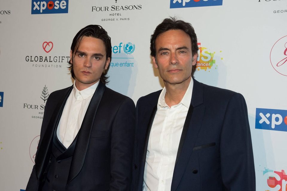 Anthony Delon (re.) mit Bruder Alain-Fabien (li.) 2019 bei einem Red-Carpet-Event. Die Geschwister stritten sich in den letzten Monaten um die gesundheitliche Versorgung ihres Vaters. In Frage stand, wo und wie der schwerkranke Schauspieler behandelt werden sollte. Delon hatte seit 2019 mehrere Schlaganfälle erlitten und konnte sich zuletzt offenbar nur noch mit Mühe verständlich machen. Im Januar dieses Jahres bekam er deshalb einen rechtlichen Betreuer zur Seite gestellt, der vor allem für medizinische Entscheidungen zuständig war. Im April wurde die Betreuung auf die Geldgeschäfte des Schauspielers ausgeweitet.