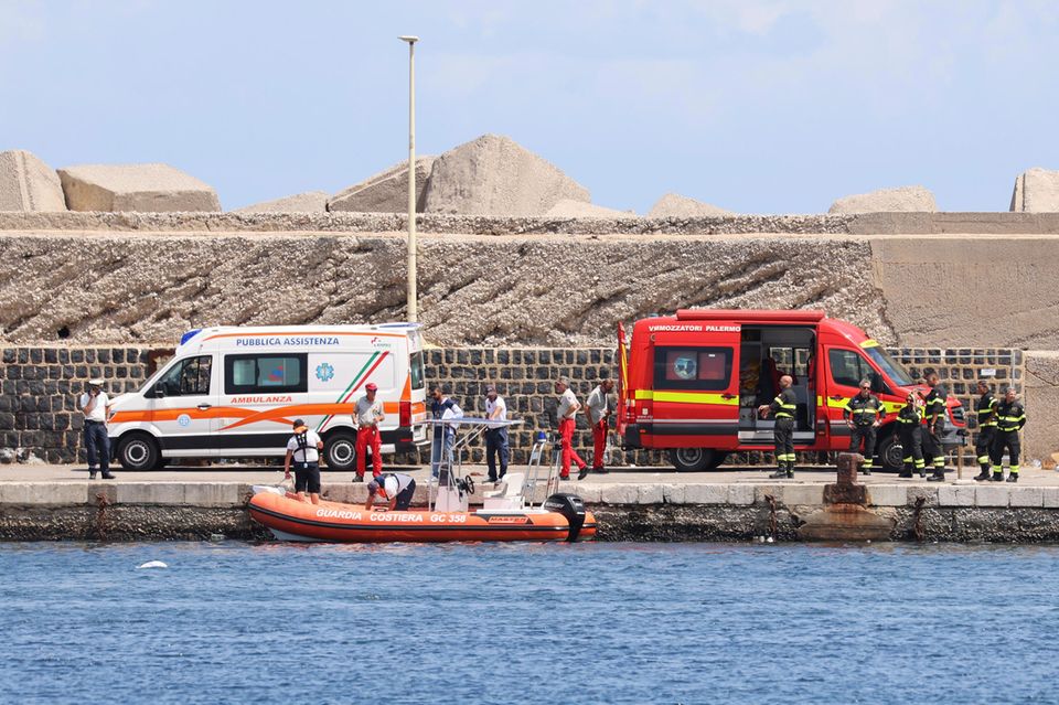 Rettungskräfte am Schauplatz der Suche nach einer vermissten Yacht in Porticello Santa Flavia auf Sizilien