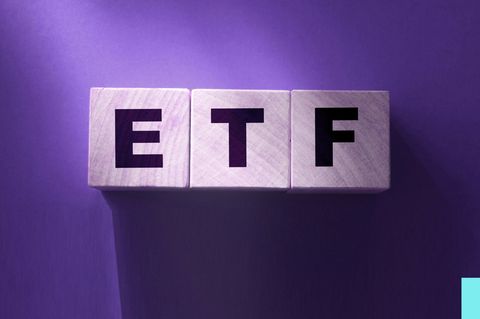 Kosten sind ein stark unterschätzter Faktor bei der langfristigen Performance. Immer mehr Anleger schichten deshalb ihr Geld in börsengehandelte Indexfonds, kurz ETFs um, da sie sind günstiger zu haben sind als aktiv gemanagte Fonds.