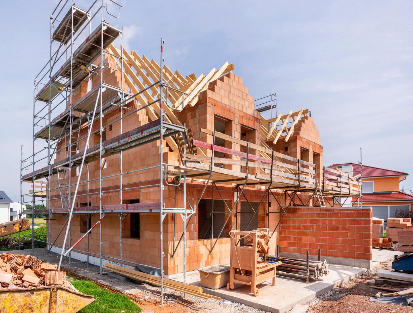Neubau von einem Doppelhaus mit Ziegelsteinen