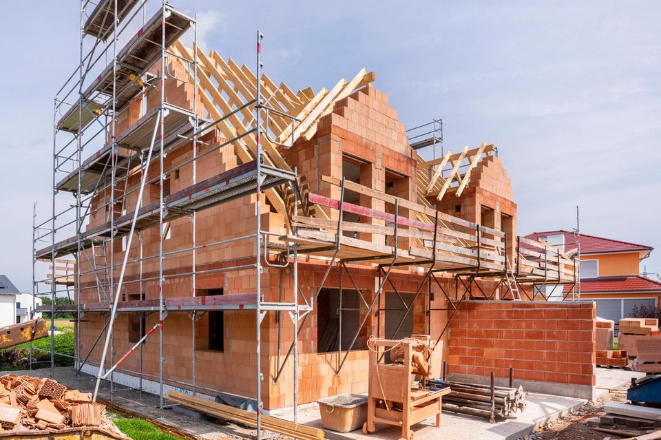 Neubau von einem Doppelhaus mit Ziegelsteinen