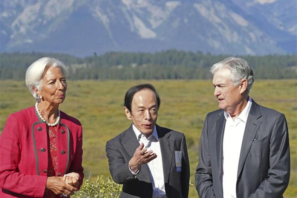 Treffen in der Prärie: Die Chefin der Europäischen Zentralbank, Christine Lagarde, mit den Notenbankgouverneuren von Japan und den USA, Kazuo Ueda und Jerome Powell, 2023 in Jackson Hole