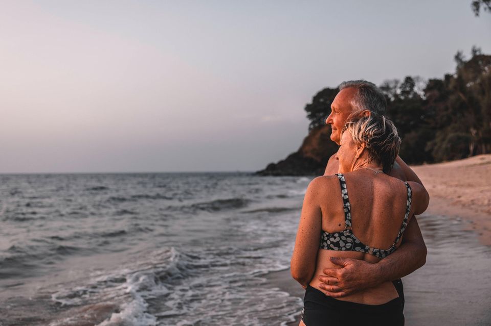 Älteres Paar am Strand der thailändischen Insel Ko Lanta