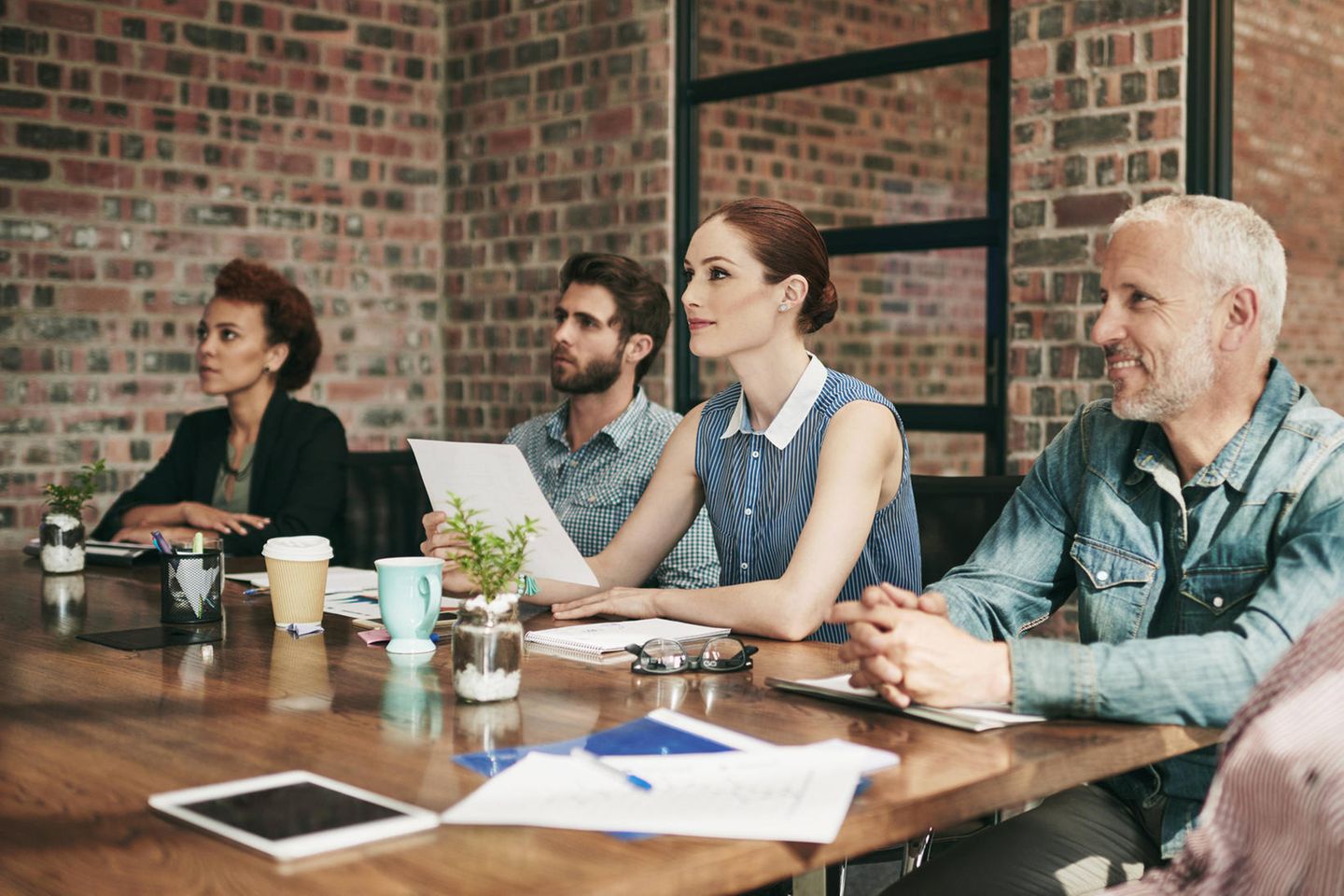 Persons und a Tisch im Büro