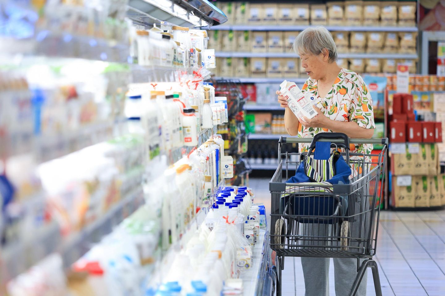 Frau in China im Supermarkt