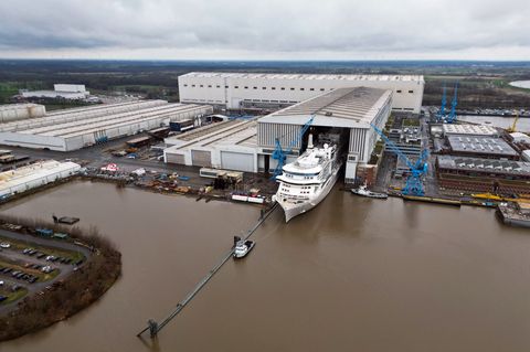 Kreuzfahrtschiff fährt aus dem Baudock der Meyer Werft