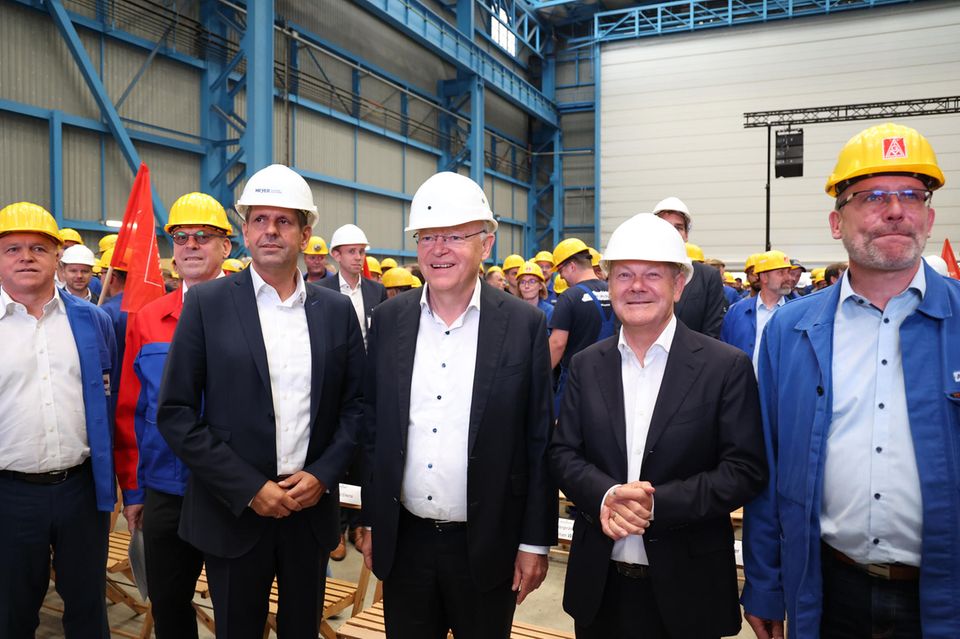 Kanzler Olaf Scholz besucht die Meyer Werft in Papenburg