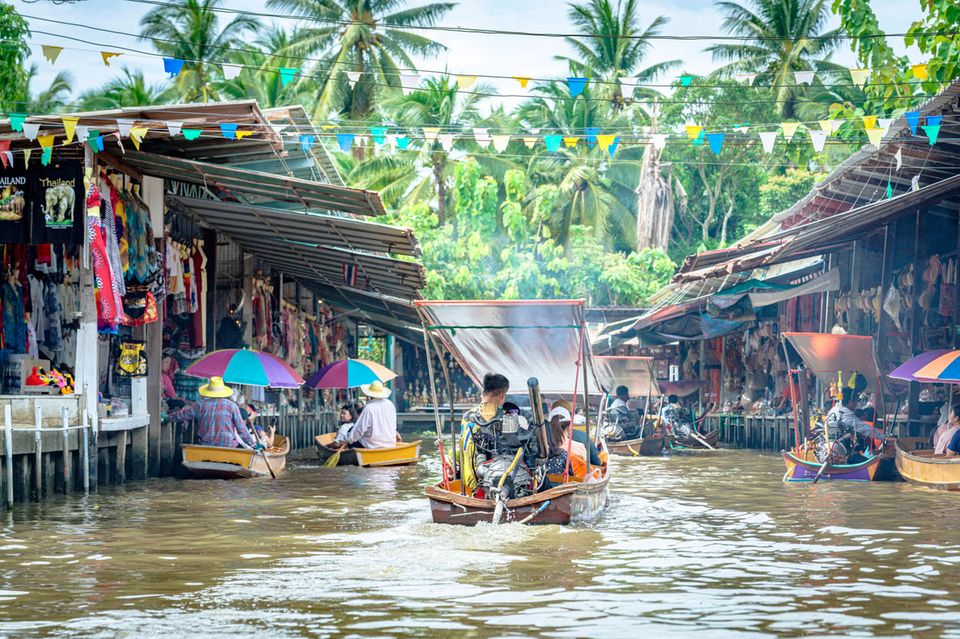 Tourismus wie hier auf dem schwimmenden Damnoen Saduak-Markt sind eine der Haupterlösquellen in Thailand