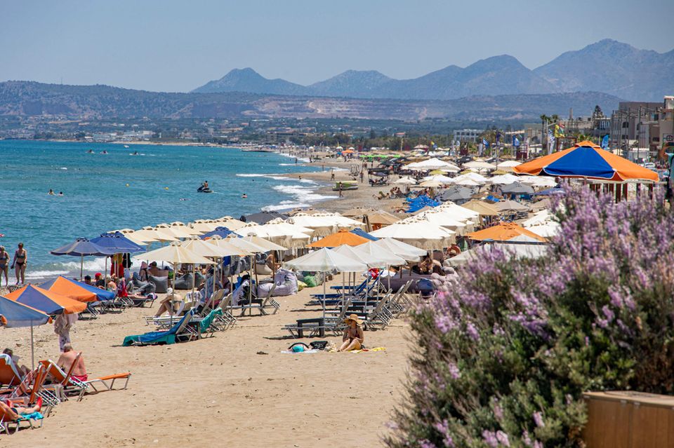 Strand von Kreta mit Liegen und Sonnenschirmen