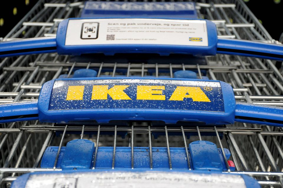 Einkaufswagen bei Möbelhändler Ikea. Der schwedische Konzern greift mit seinem neuen Plattformmodell nun ebay und Kleinanzeigen an