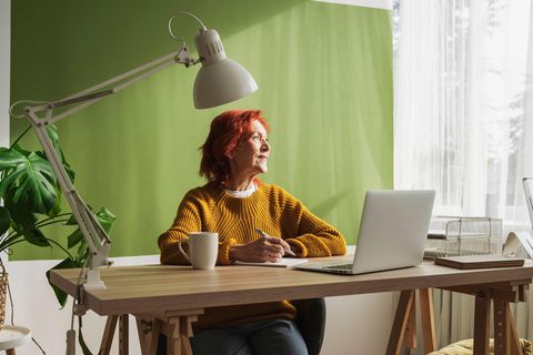 Ältere Frau arbeitet im Homeoffice