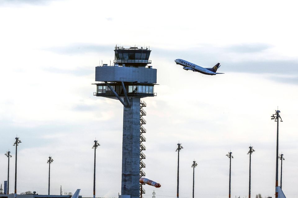 Ein Ryanair-Flieger hebt vom Flughafen Berlin-Brandenburg (BER) ab – und kommt womöglich so schnell nicht wieder. Ryanair verkündete nun, sein Angebot am BER um 20 Prozent zu reduzieren
