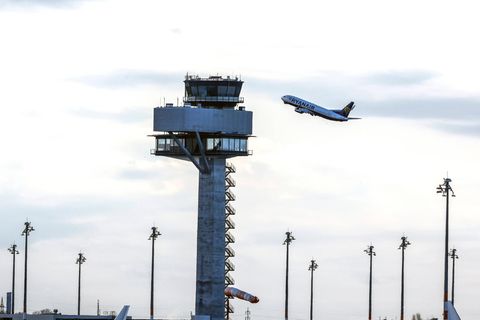 Ein Ryanair-Flieger hebt vom Flughafen Berlin-Brandenburg (BER) ab – und kommt womöglich so schnell nicht wieder. Ryanair verkündete nun, sein Angebot am BER um 20 Prozent zu reduzieren