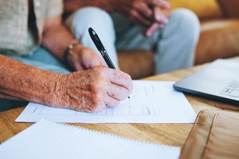 Millionen Deutsche haben eine Lebensversicherung für das Alter abgeschlossen. Häufig aber zu extrem hohen Kosten, kritisiert die Finanzaufsicht