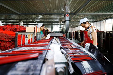 Arbeiterinnen produzieren Bleistifte in einer chinesischen Fabrik