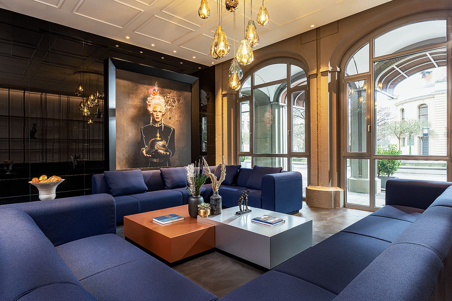Großformatige Fotos, wie zufällig platzierte Porzellankartoffeln – das Hotel Luc steckt voller visueller Einfälle