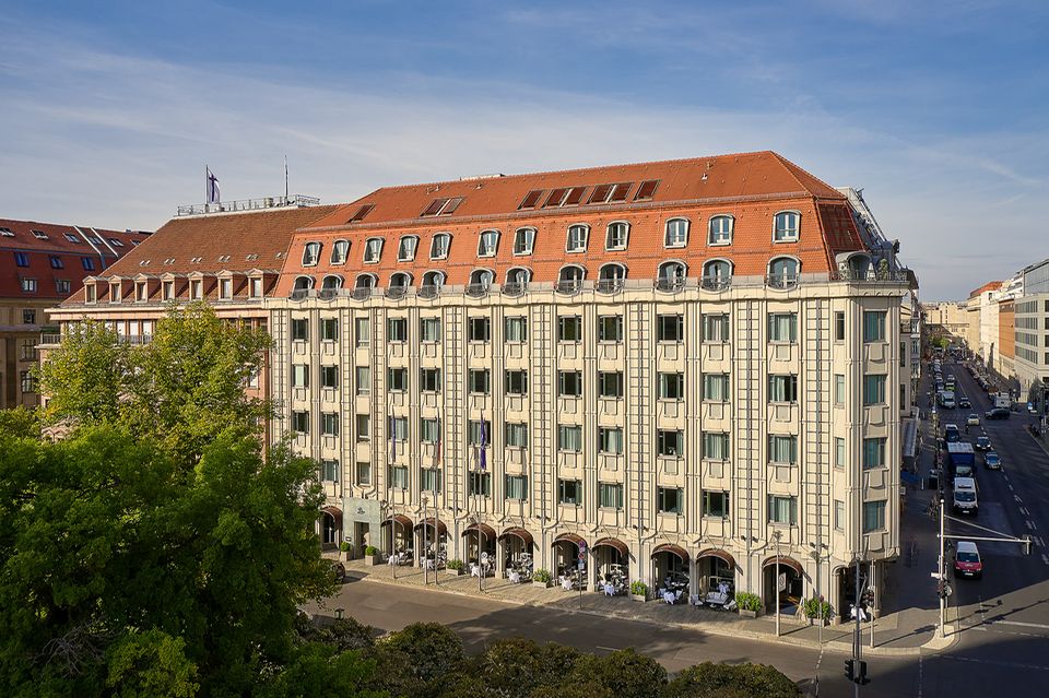 In diesem Prachtbau am Gendarmemarkt fand Architektin Oana Rosen genügend Platz für 70 Zimmer und 22 Suiten