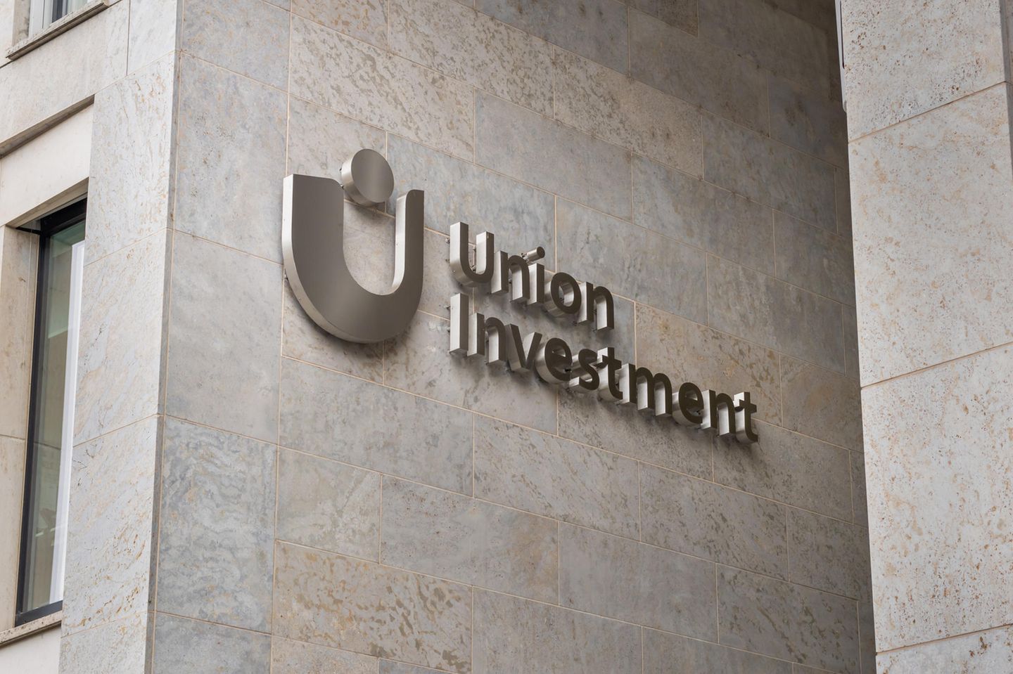 Union Investment steht am Gebäude der Fondsgesellschaft in Frankfurt