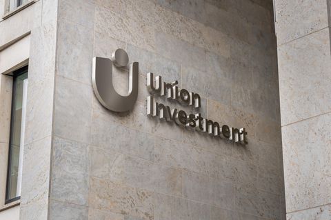 Union Investment steht am Gebäude der Fondsgesellschaft in Frankfurt