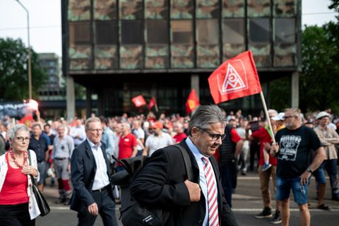 Sigmar Gabriel, Aufsichtsratsvorsitzender von Thyssenkrupp Steel Europe, geht zur Pressekonferenz