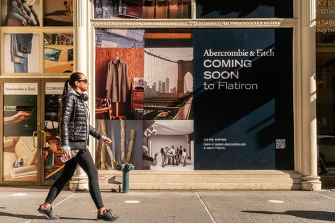 Eine Frau geht an einem Geschäft von Ambercrombie & Fitch vorbei