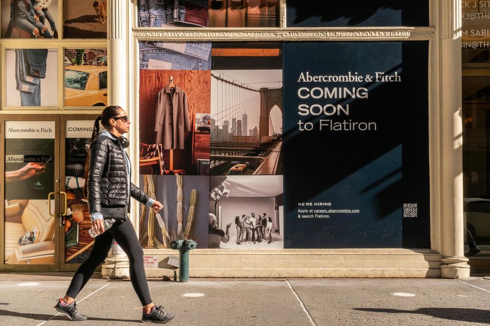 Eine Frau geht an einem Geschäft von Ambercrombie & Fitch vorbei