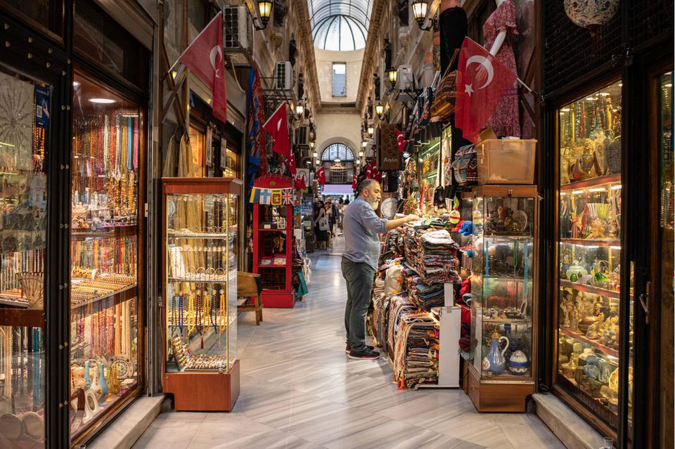 Mann bei Antik-Basar in Istanbul