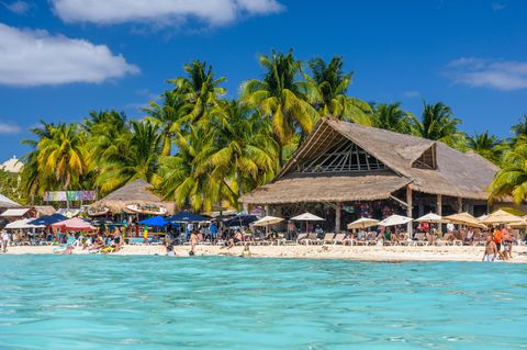 Menschen am Strand von Cancun