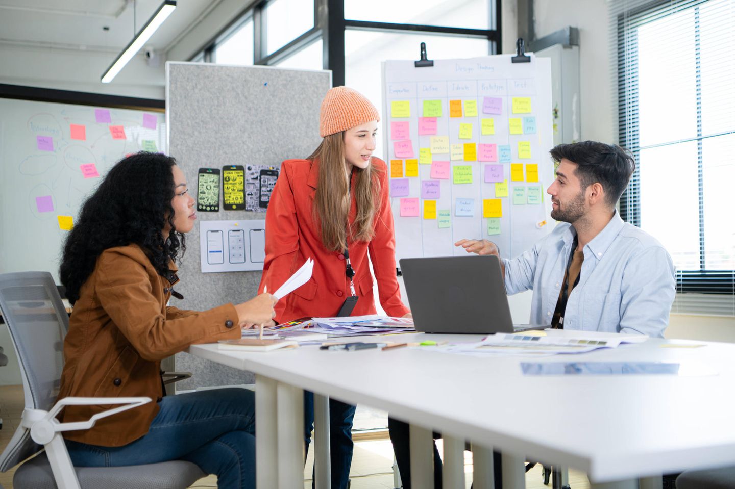 Junge Menschen arbeiten im Büro