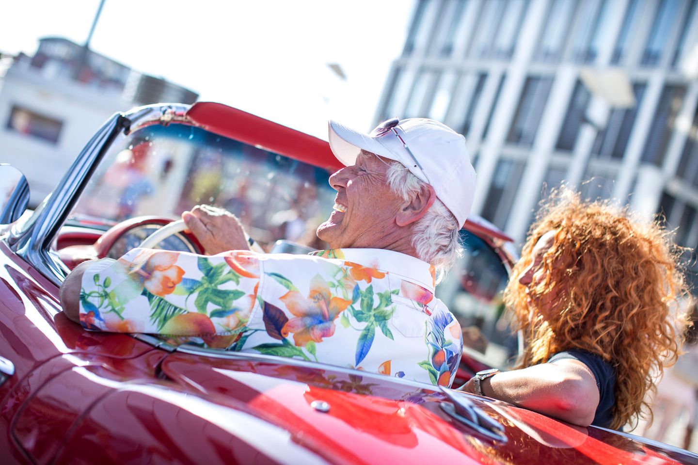 Ein älterer Mann fährt in einem Cabrio