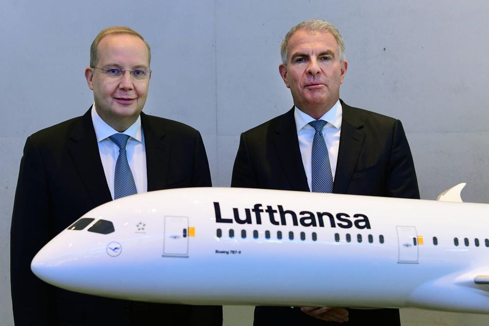 Lufthansa CEO Carsten Spohr und Finanzvorstand Remco Steenbergen stehen hinter dem Modell einer Lufthansa-Maschine