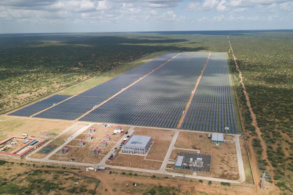 Eine Luftaufnahme des 2019 ans Netz gegangenen Solarparks Garissa im Norden Kenias. 