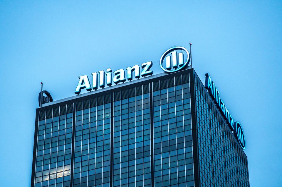 Allianz-Logo auf dem Gebäude des Finanzkonzerns in Berlin