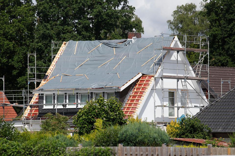 Das Dach eines älteren Hauses wird saniert