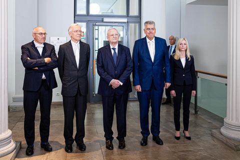 Martin Winterkorn (Mitte), ehemaliger Vorstandsvorsitzender der Volkswagen AG, mit seinen Verteidigerinnen und Verteidigern