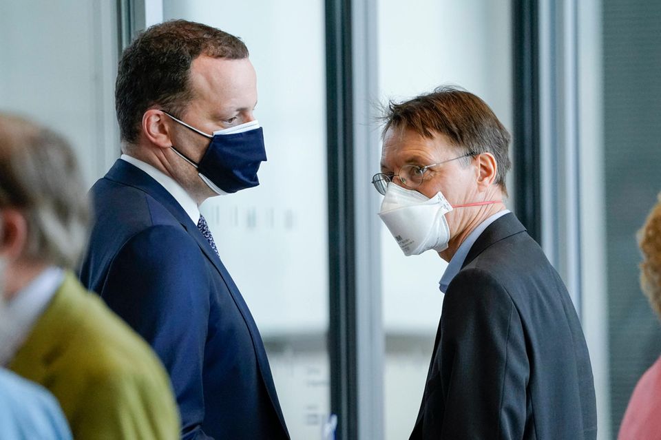Teure inheritance: Minister of Health Karl Lauterbach (R.) is still fighting with follow -up costs of the mask contracts of his predecessor Jens Spahn from 2020