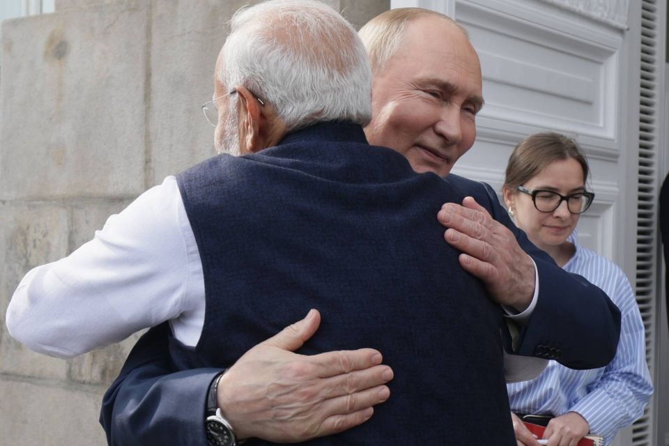 Russlands Präsident Wladimir Putin verabschiedet Indiens Premierminister Narendra Modi nach einem Besuch im Kreml im vergangenen Juli.